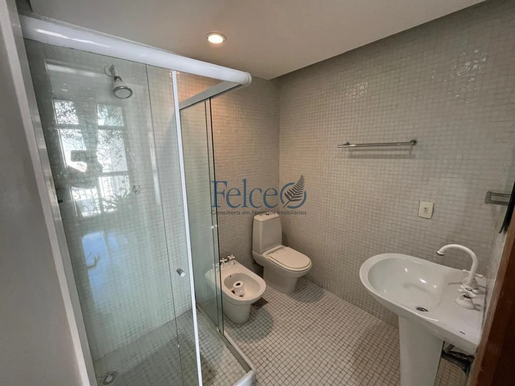 Penthouse apartment with 4 en-suite suites — photo 11