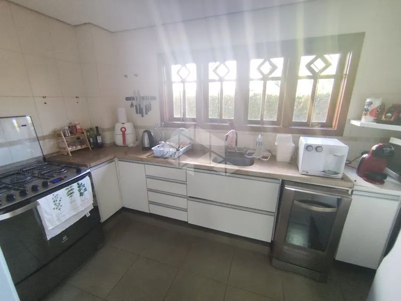 Меблированный дом с 4 спальнями-сюитами и садом 240 м²