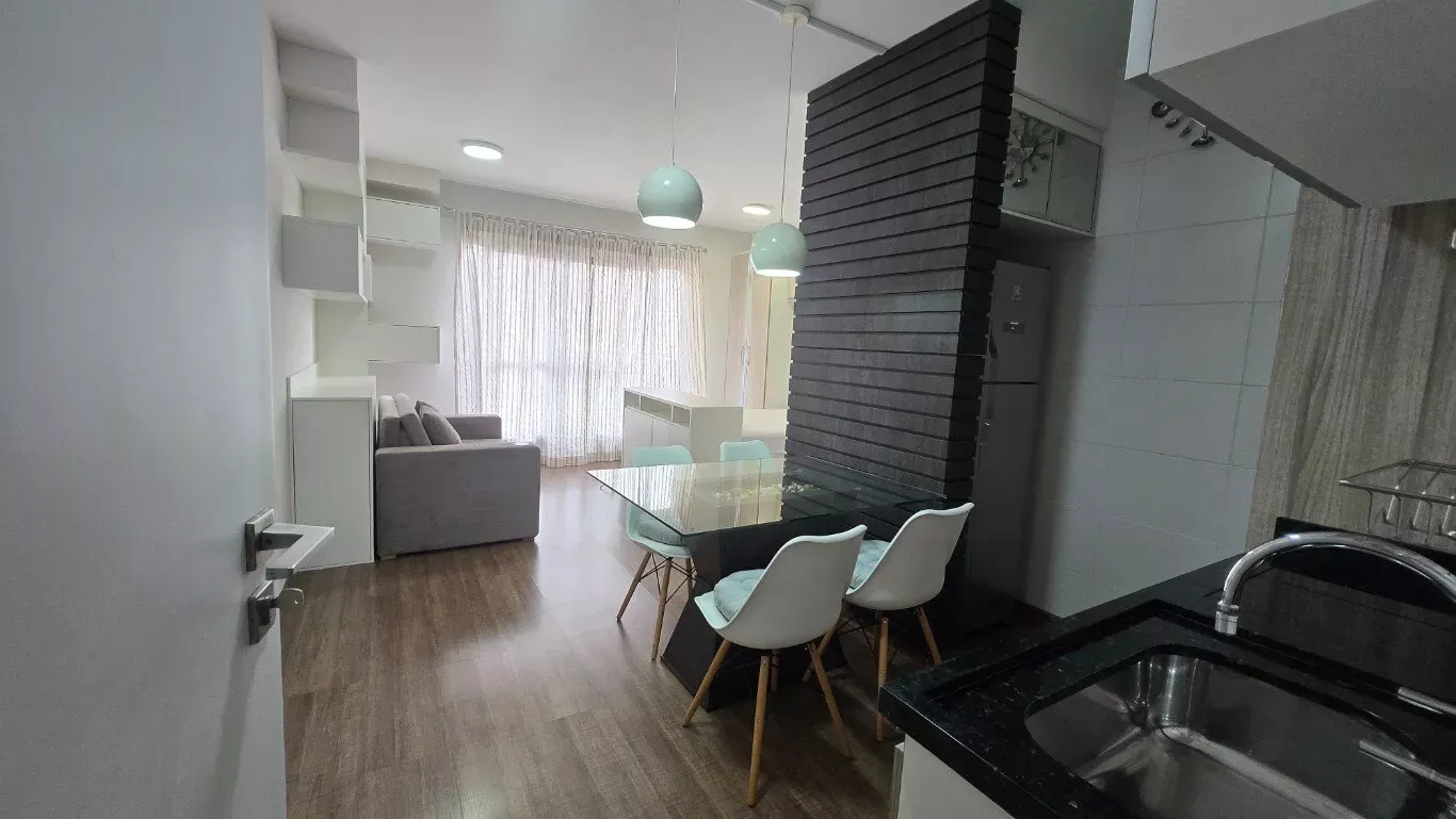 Wood or laminate floors in a one-bedroom apartment, 33 m²