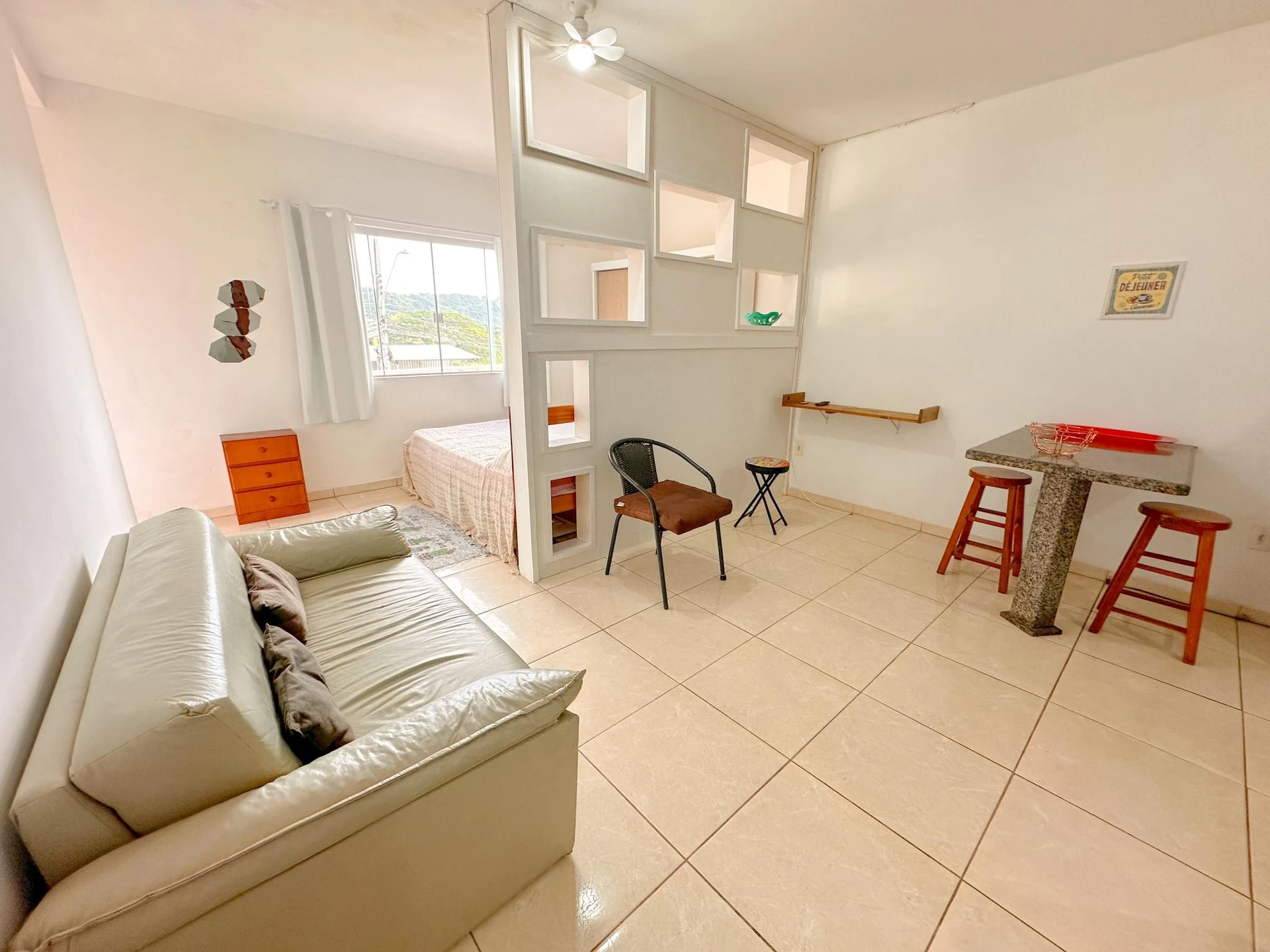 Furnished 1-bedroom apartment with balcony