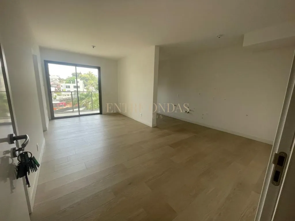 Balcony with a grill in a 2-bedroom apartment, 20 m² — photo 6