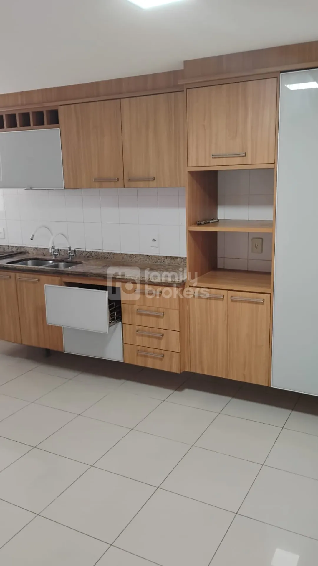Casa, 300 m², com varanda gourmet