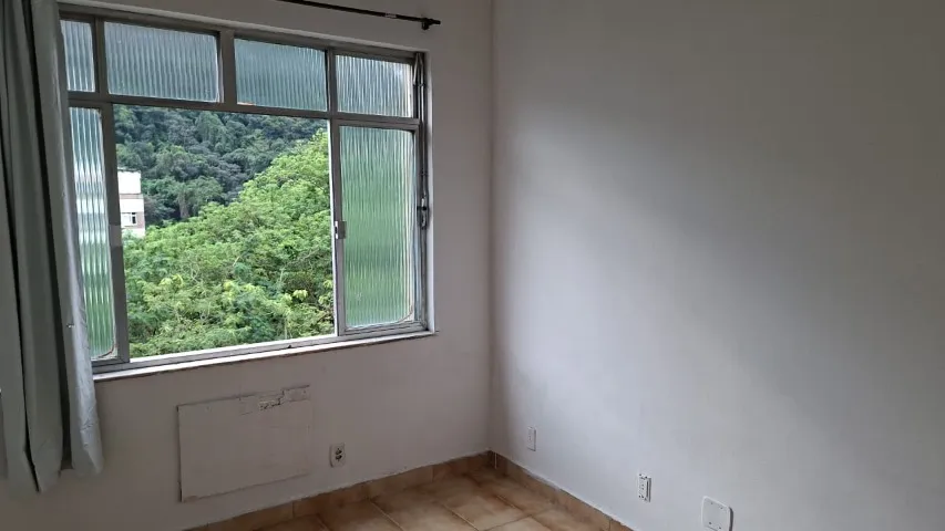 Estudio sin muebles con cocina pequeña y vista a las montañas