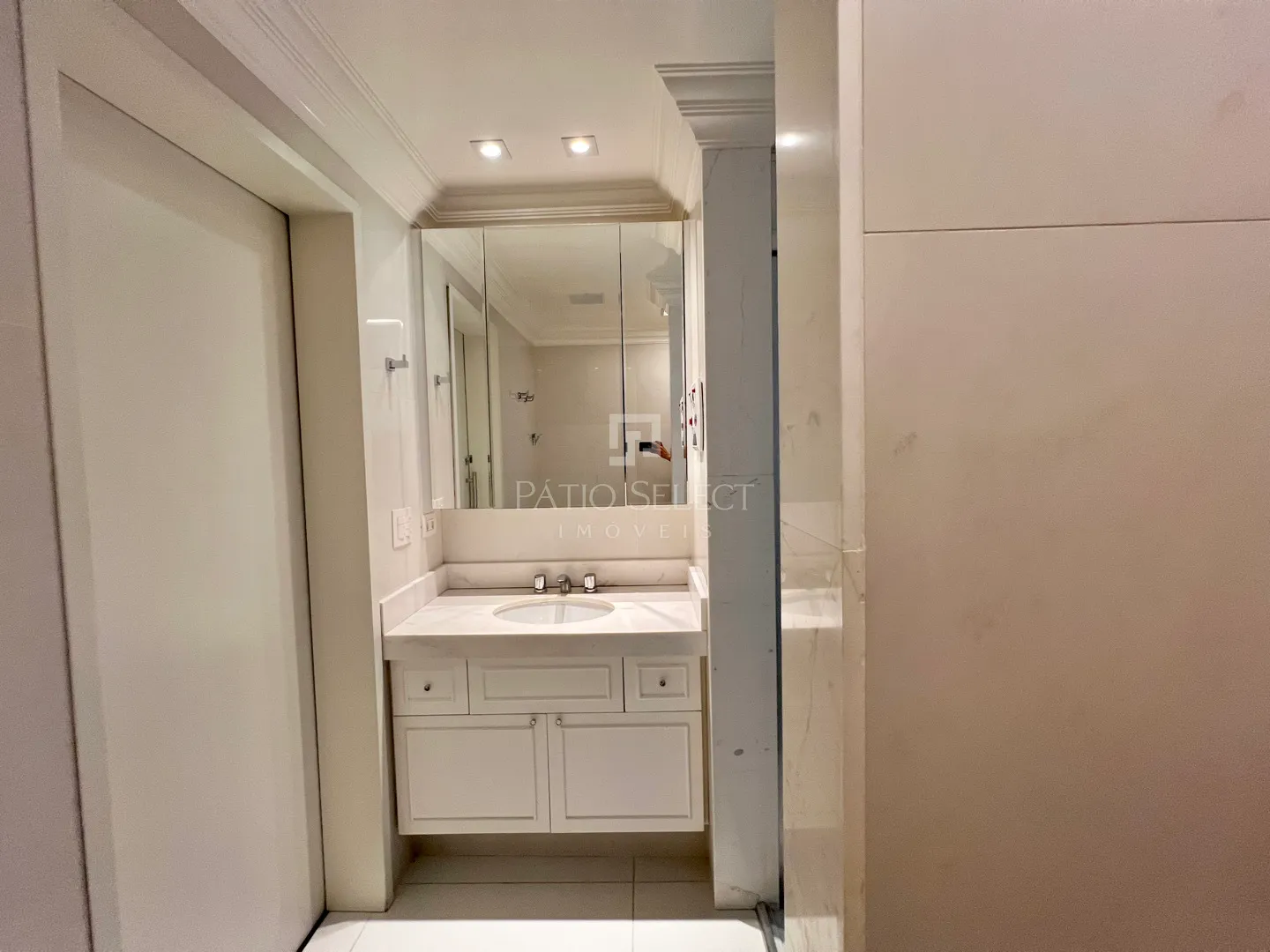 Гардеробная и 3 спальни: квартира 180 м² — photo 59