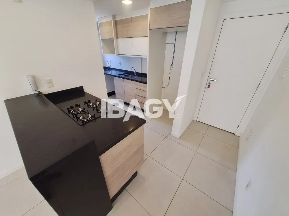 Apartamento com 2 dormitórios e churrasqueira na sacada