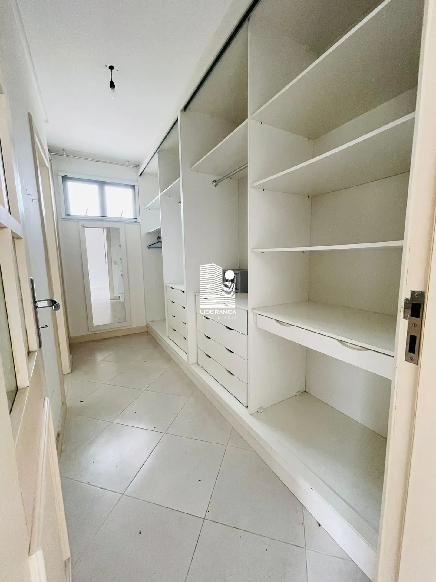 450 m² house with 4 bedrooms and a private garden — photo 5