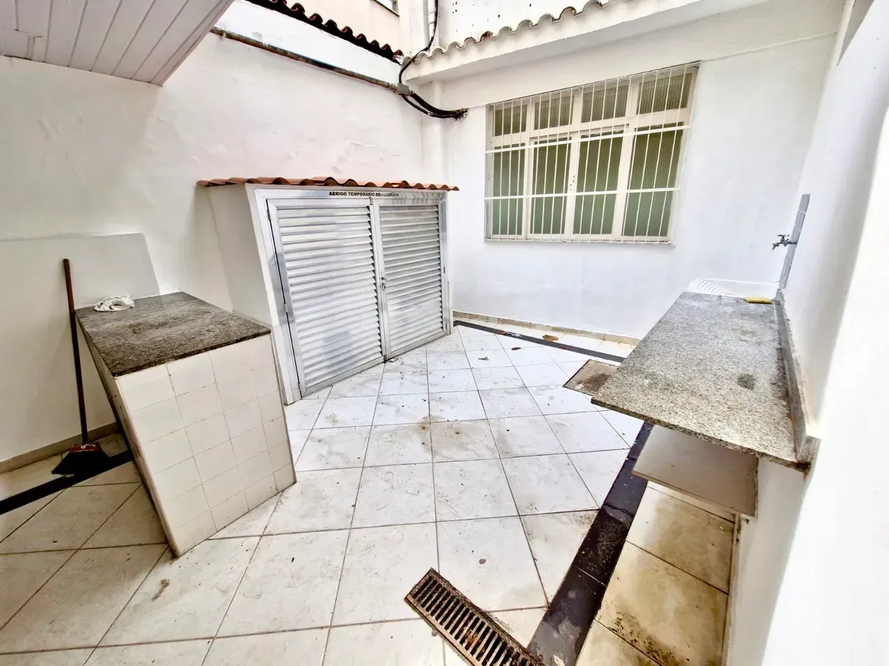 Casa comercial com 5 quartos e cozinha separada — photo 3
