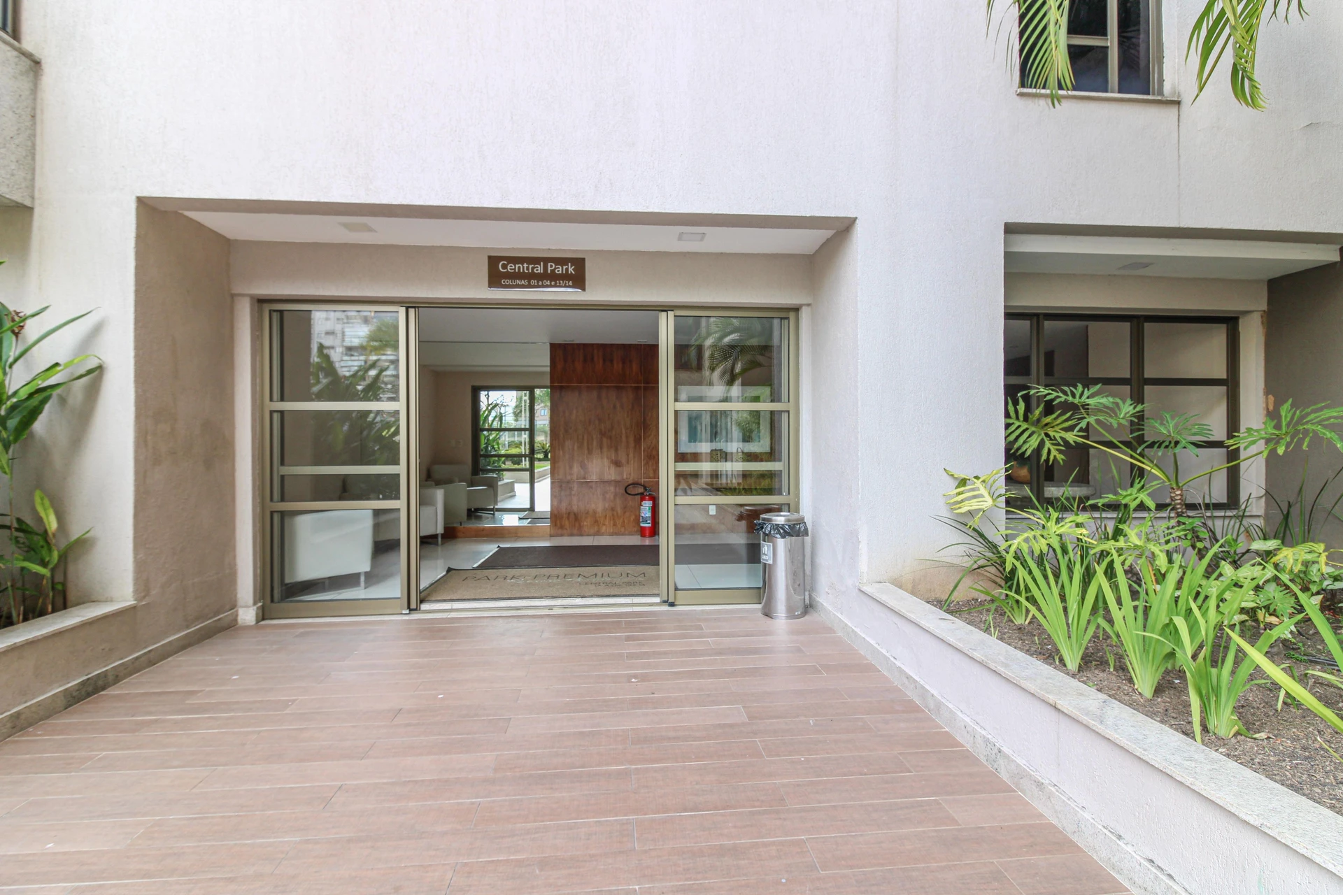 4-bedroom apartment with a glass-enclosed balcony — photo 23