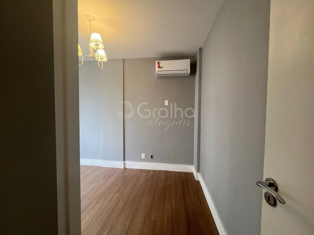 Apartamento com piso de madeira ou laminado, Centro — photo 18