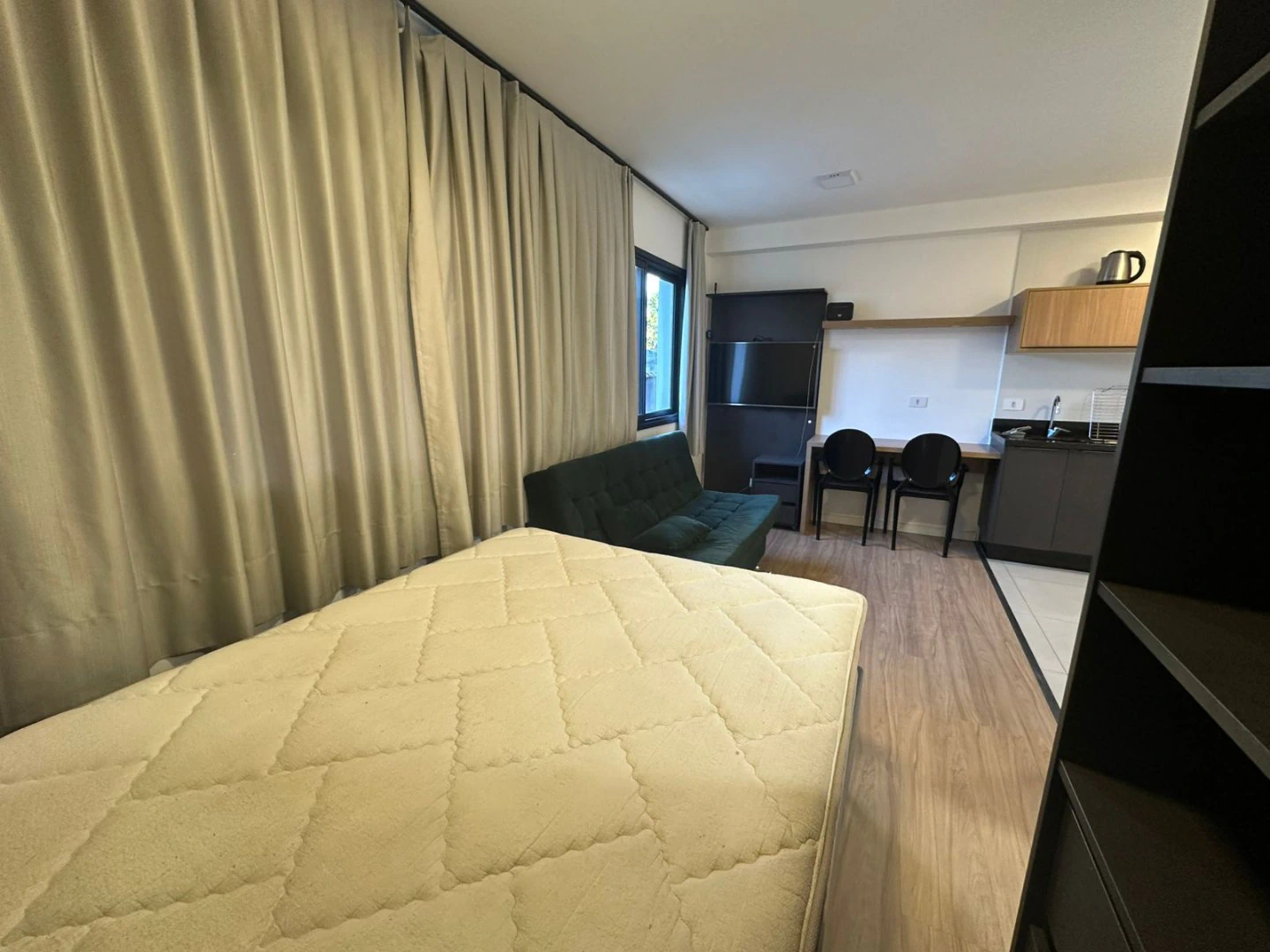 Furnished studio with 1 bedroom and no parking — photo 3