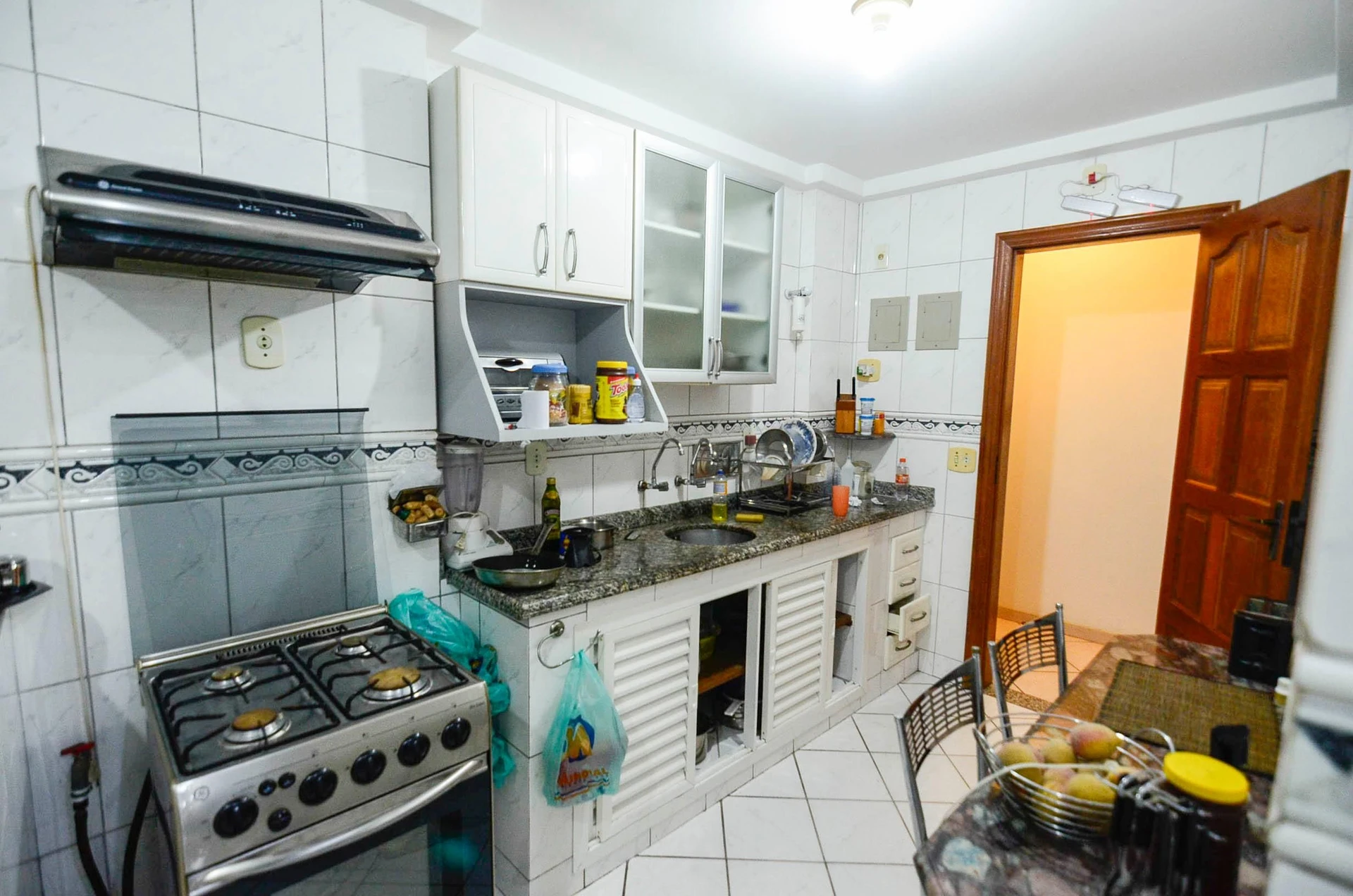 Furnished 2-bedroom apartment with a gas stove — photo 4