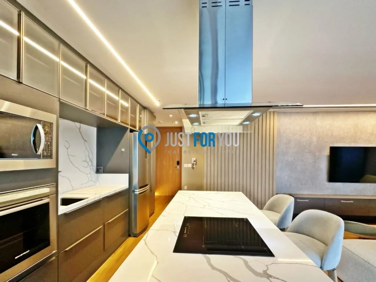 Furnished 1-bedroom apartment with an open-plan kitchen — photo 4