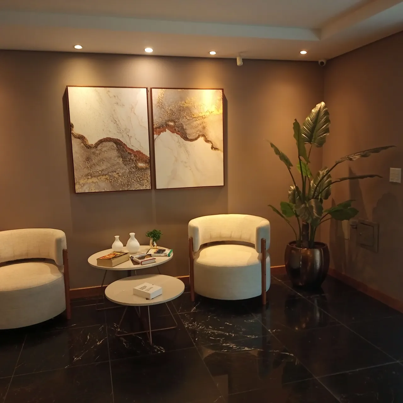 3-bedroom apartment in a building with a gym — photo 12