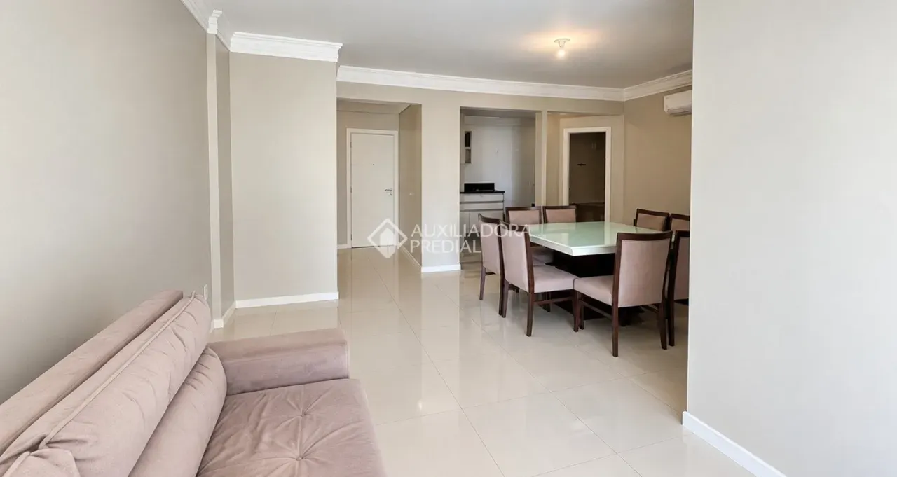 Balcony with a grill in a 4-bedroom apartment, 125 m²