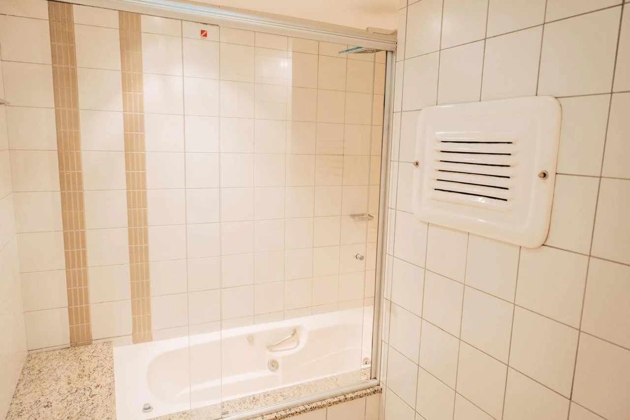 65 m² apartment with a bathtub and floor-to-ceiling windows — photo 13
