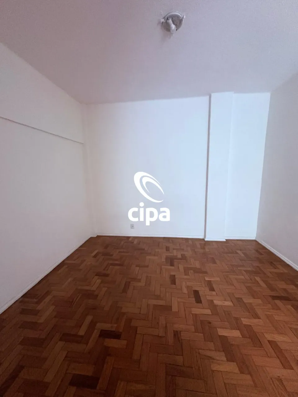 Unfurnished 1-bedroom apartment with a separate kitchen — photo 9