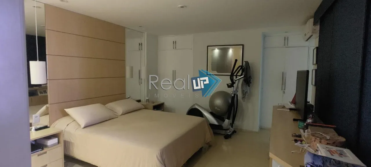 Unfurnished apartment with 3 bedrooms and a glazed balcony — photo 22