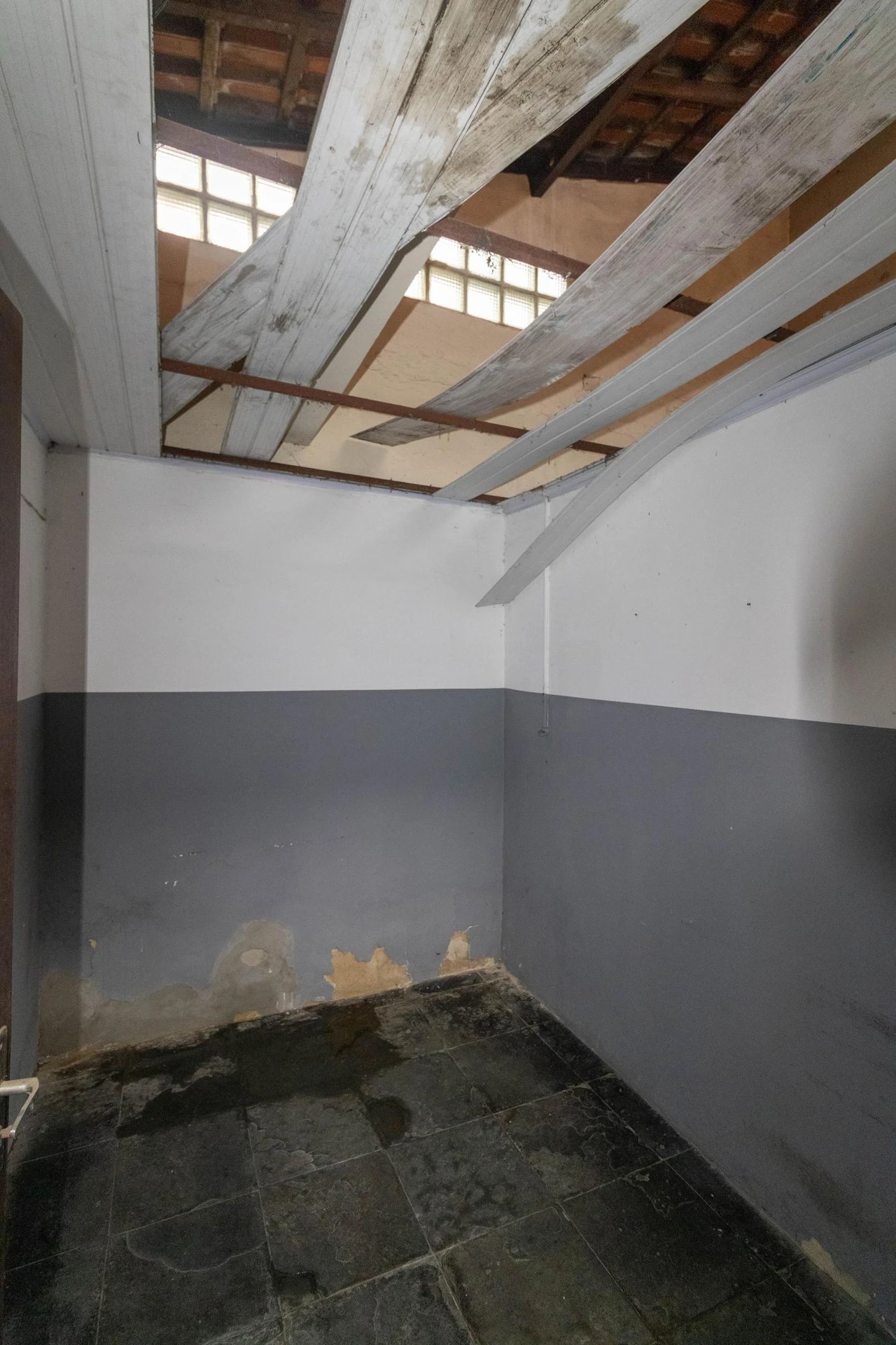 House with 4 bedrooms and 1 bathroom, separate kitchen — photo 50