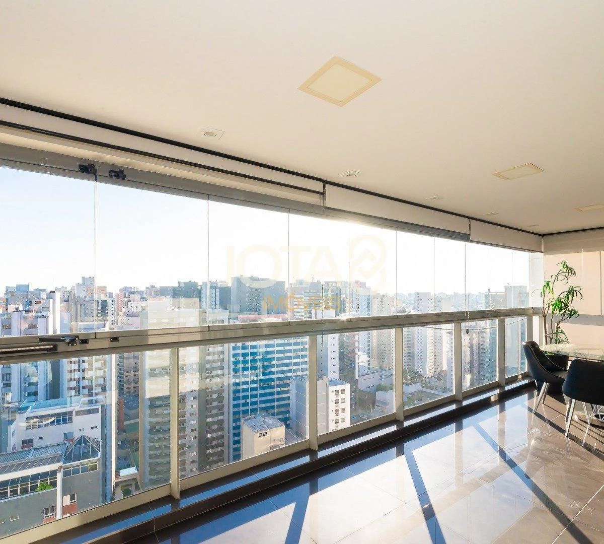 Apartment with 3 en-suite bedrooms and enclosed balcony