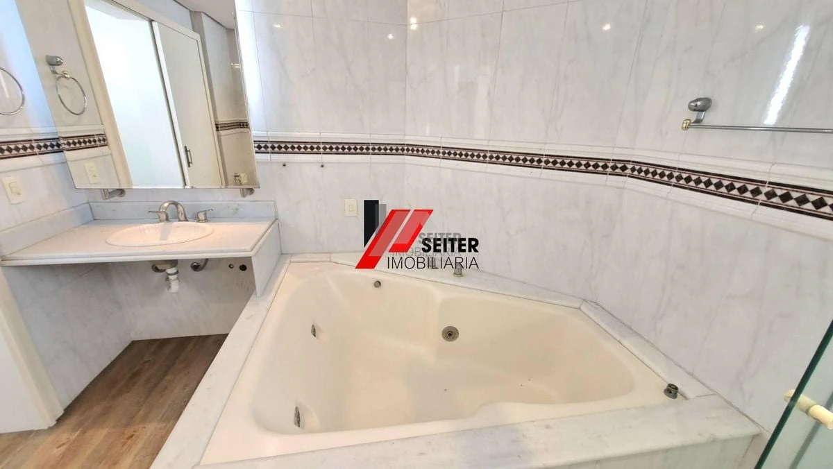 255 m² apartment with a private pool and a bathtub — photo 17