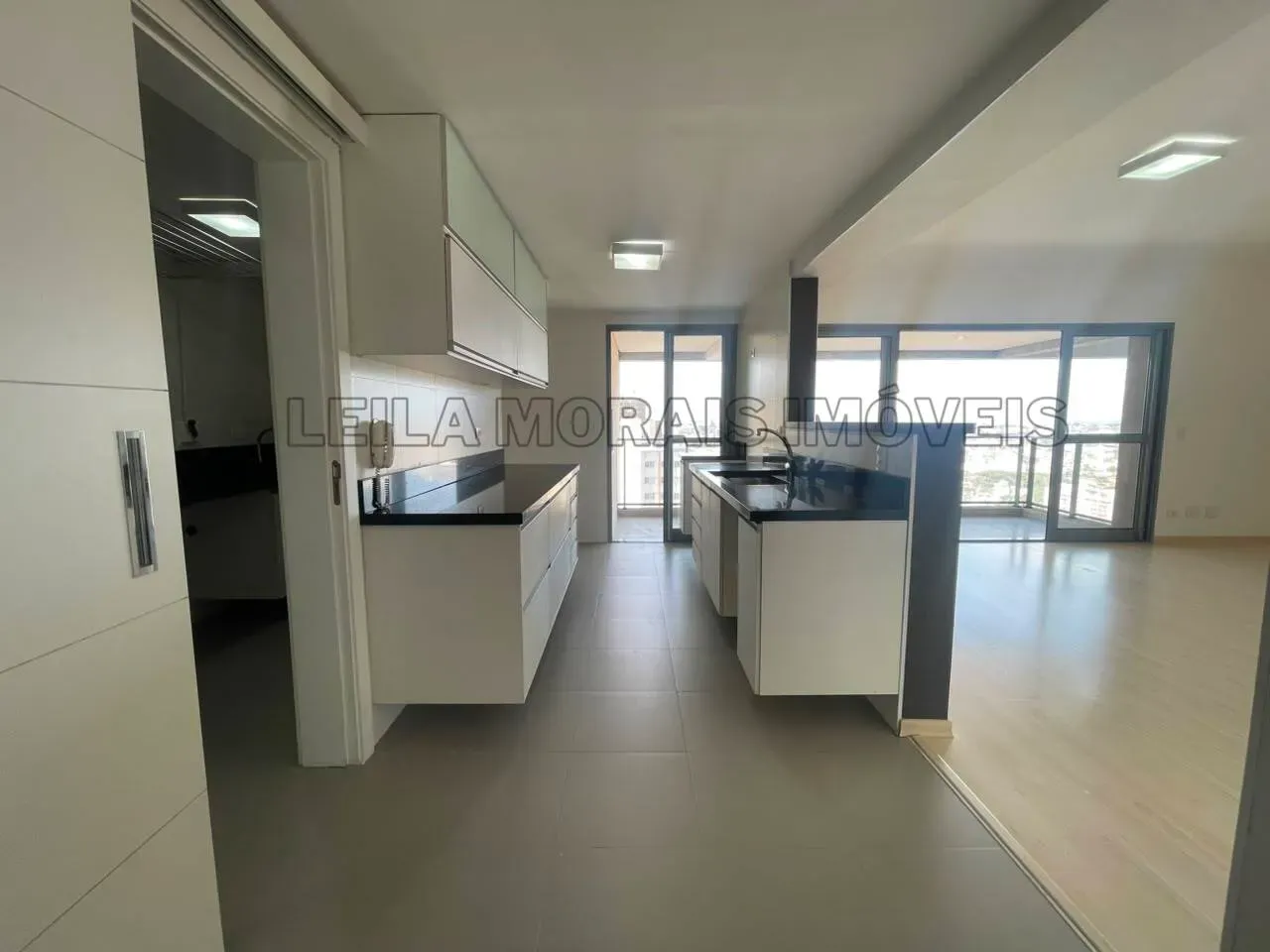 Apartment with 3 bedrooms, 5 bathrooms and open-plan kitchen — photo 11
