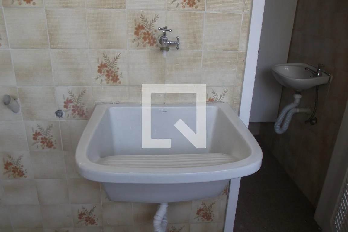 Unfurnished 2-bedroom apartment with a suite bathroom — photo 44
