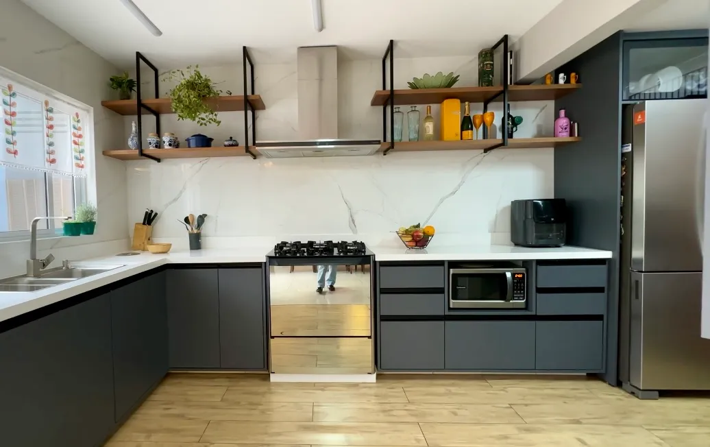 Furnished home with open-plan kitchen and 3 bedrooms — photo 3