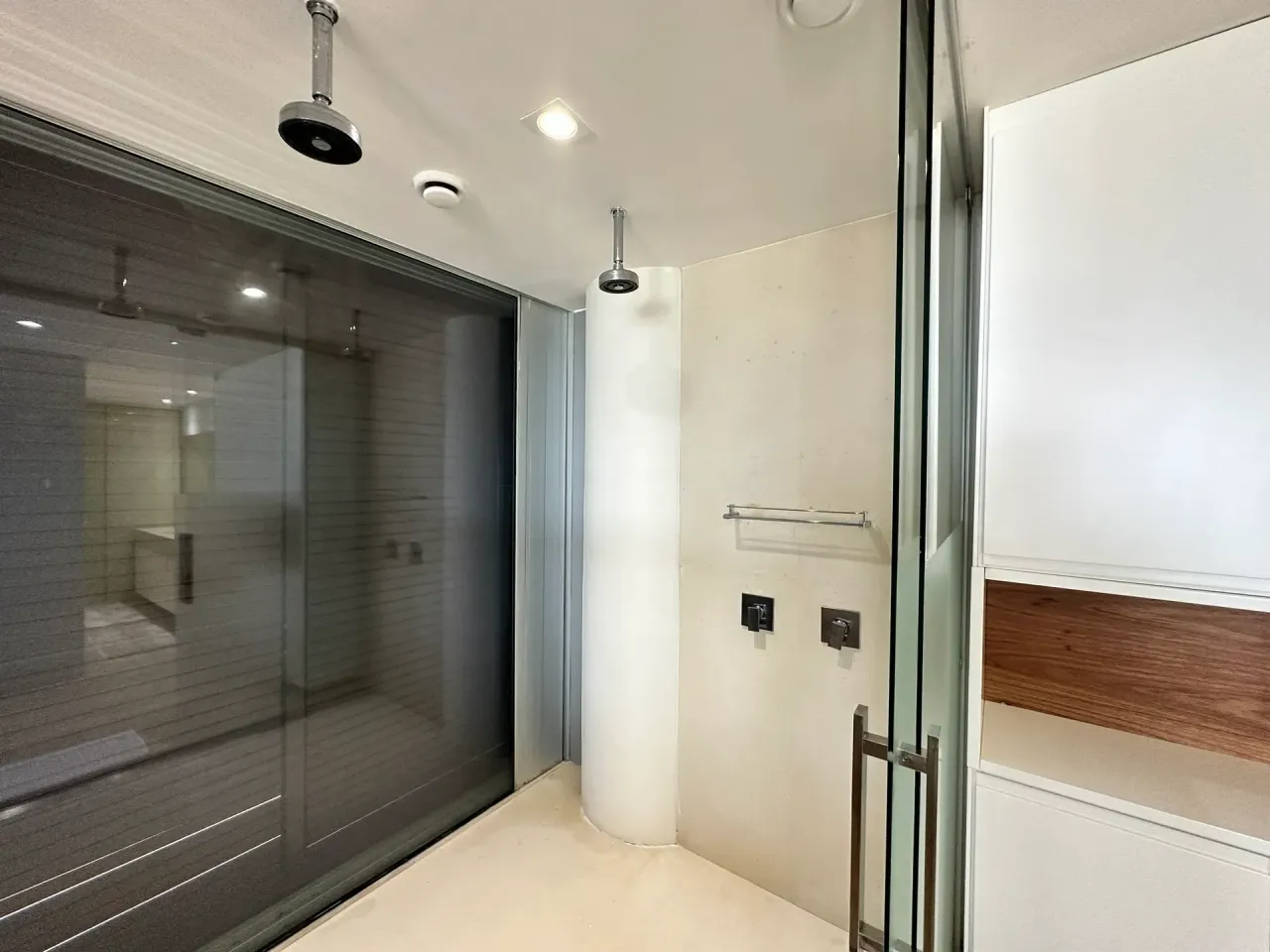 Furnished 1-bedroom apartment with 2 bathrooms and 2 parking — photo 13