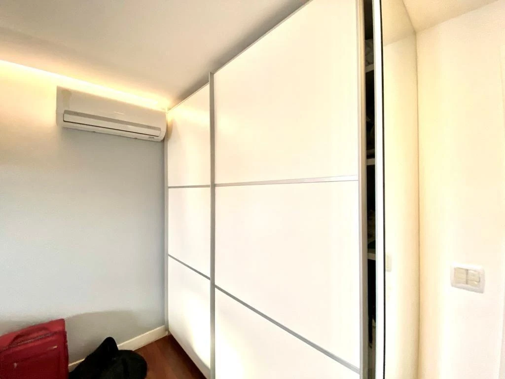 Furnished penthouse with balcony and open-plan kitchen — photo 39
