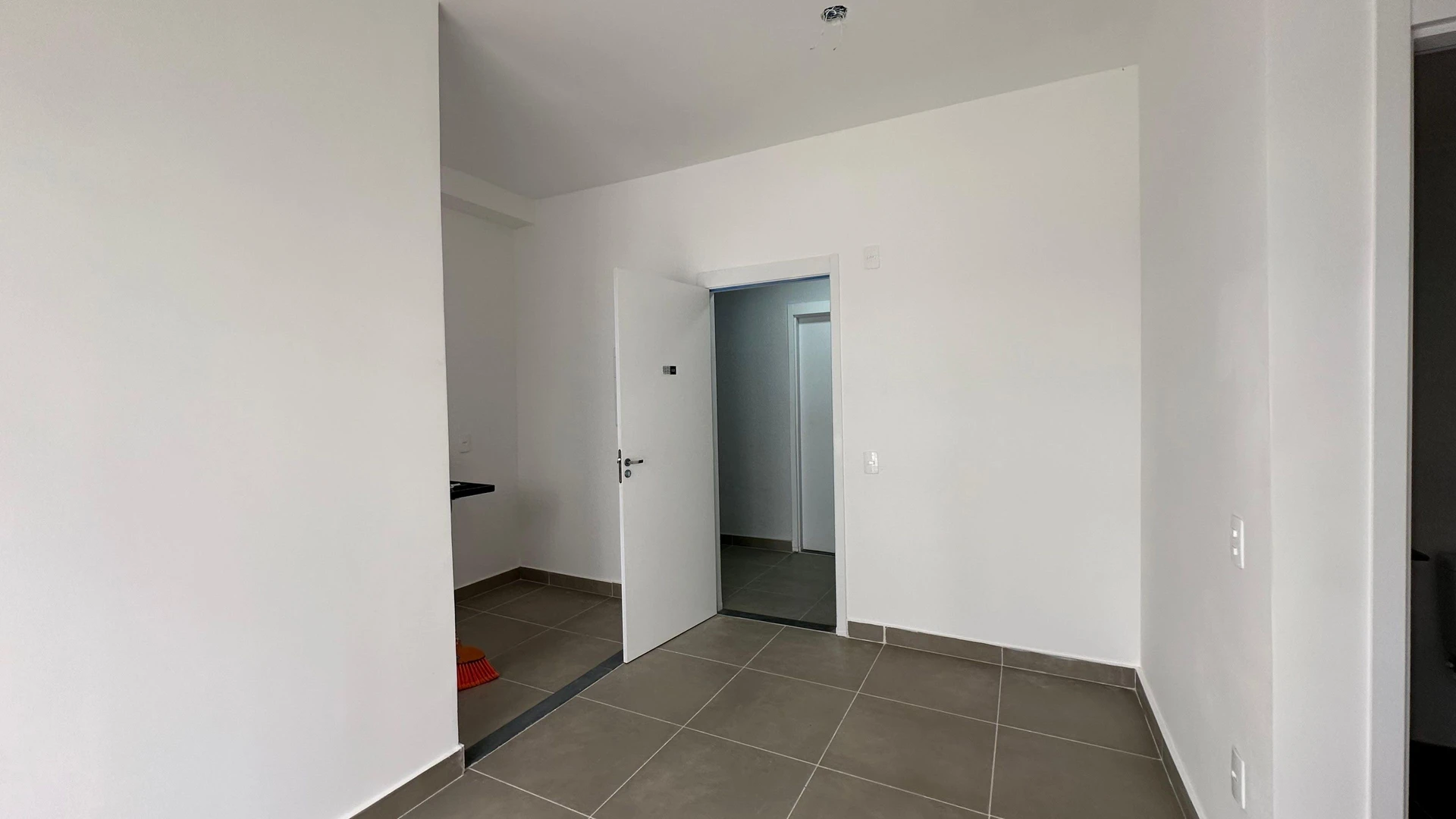 2-bedroom apartment with separate kitchen and pets allowed — photo 2