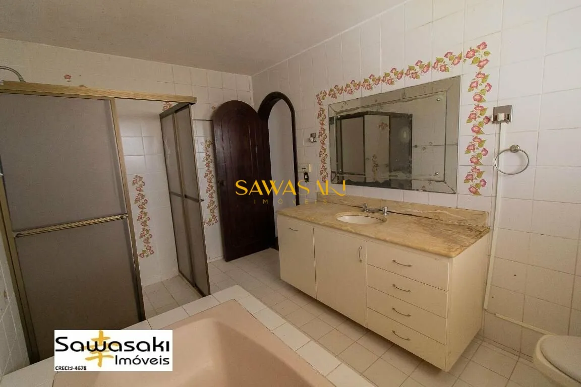 House with 8 bedrooms, 4 en-suites and private garden