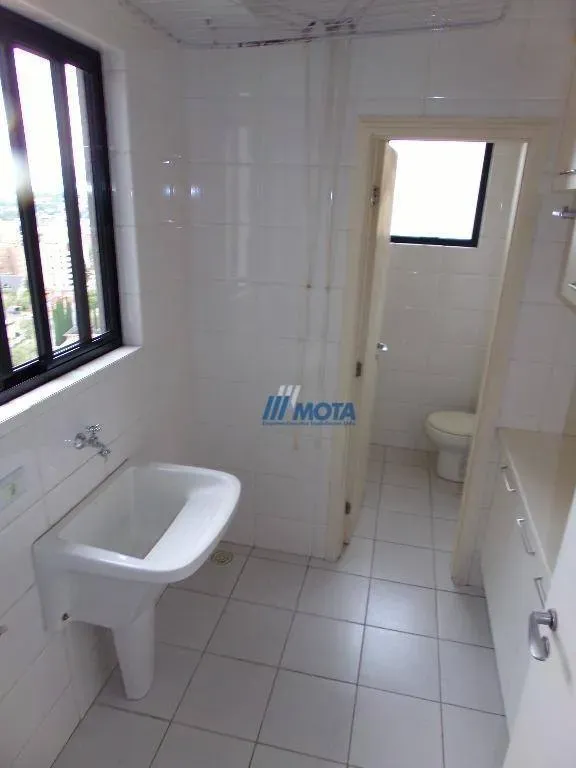 3-bedroom apartment with a bathtub — photo 26