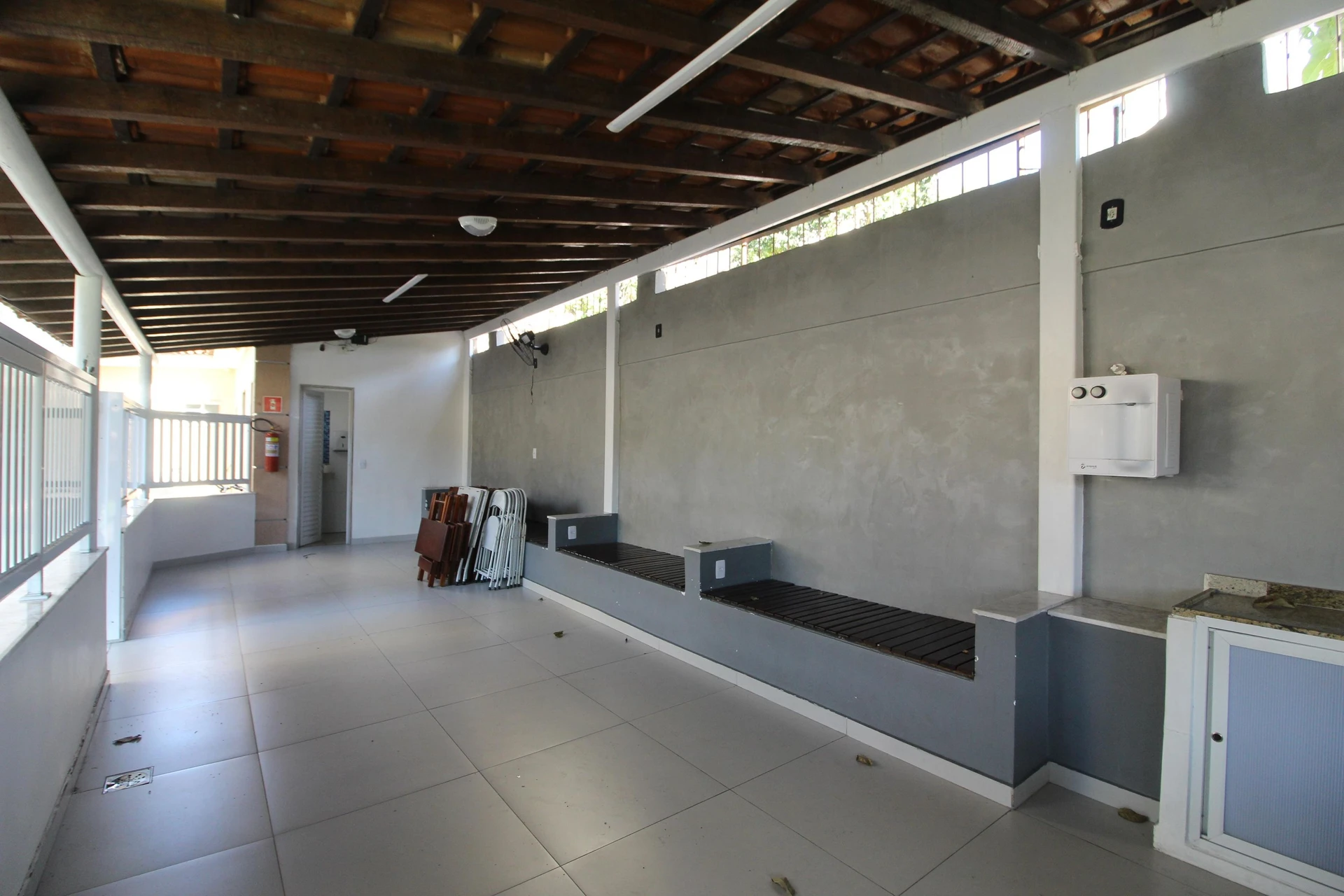 3-bedroom apartment in a building with a pool — photo 10