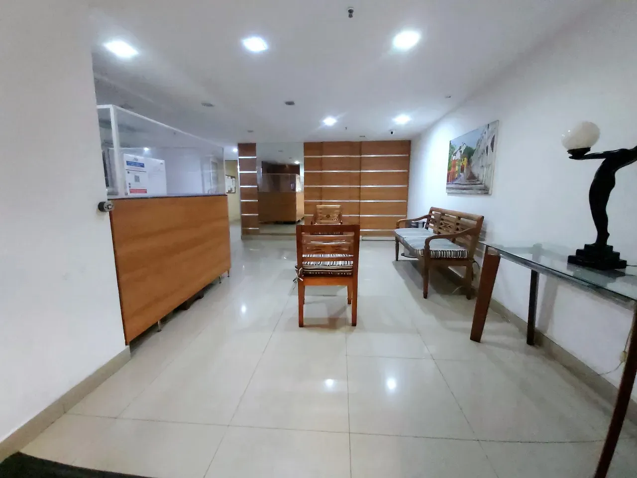 One-bedroom apartment in a building with a gym — photo 12
