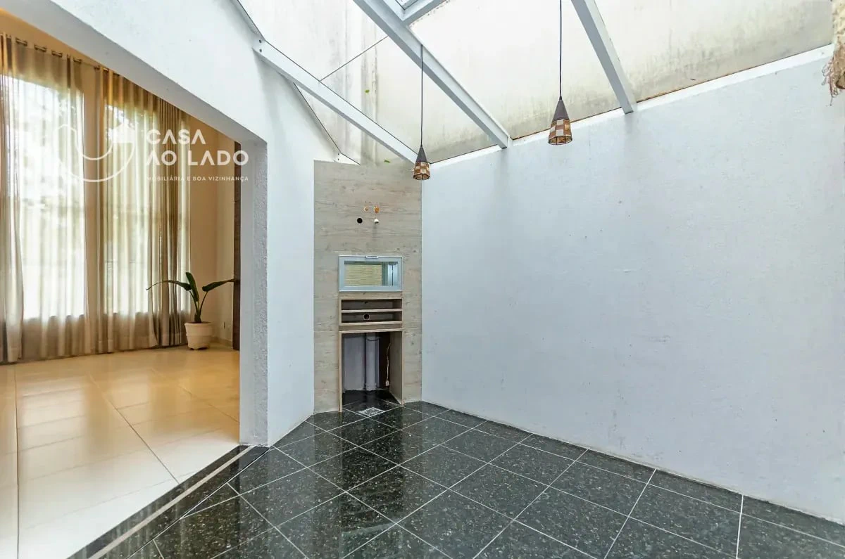 Balcony with a grill in a 3-bedroom house, 264 m² — photo 19