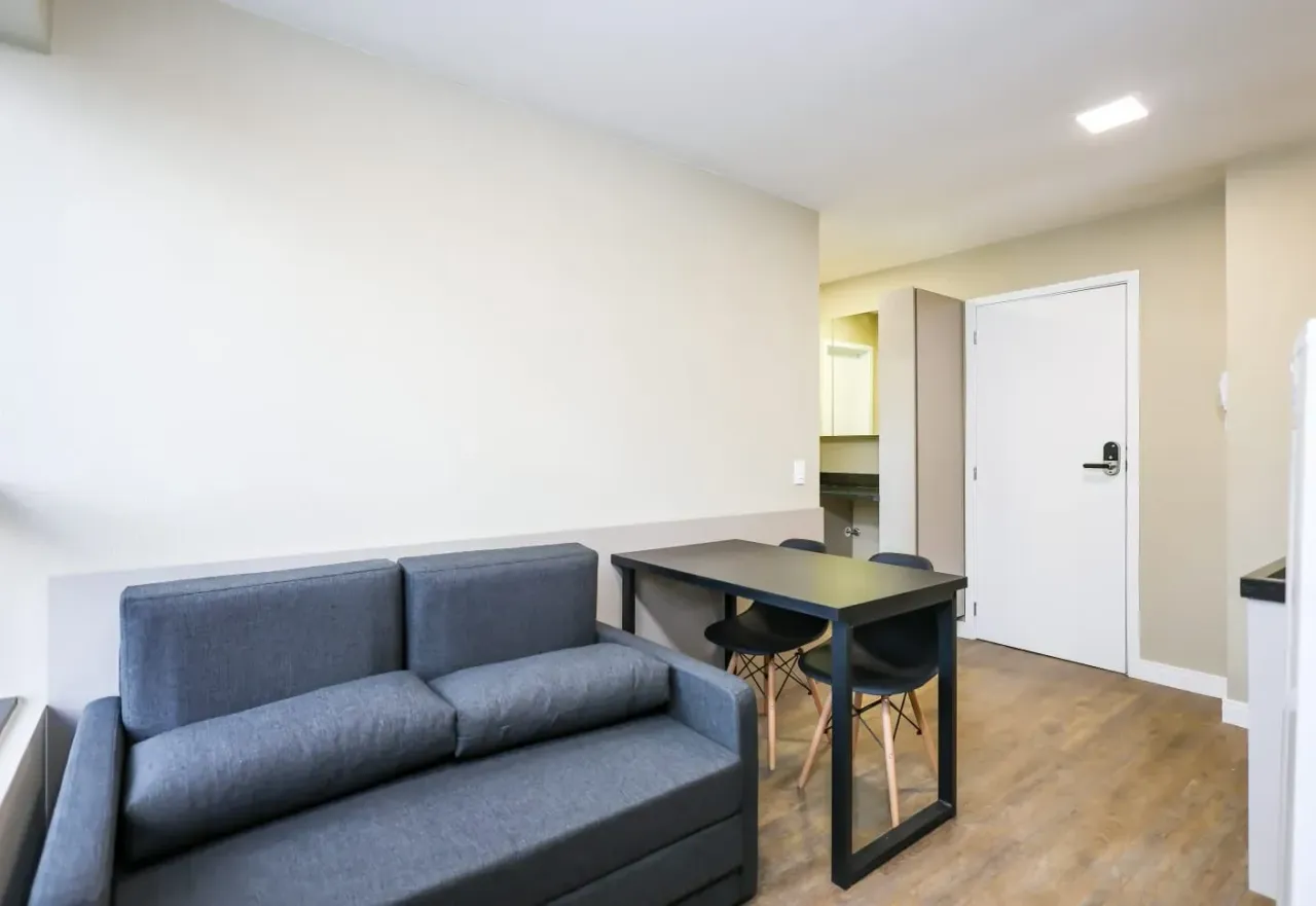Furnished 1-bedroom apartment with open-plan kitchen — photo 5