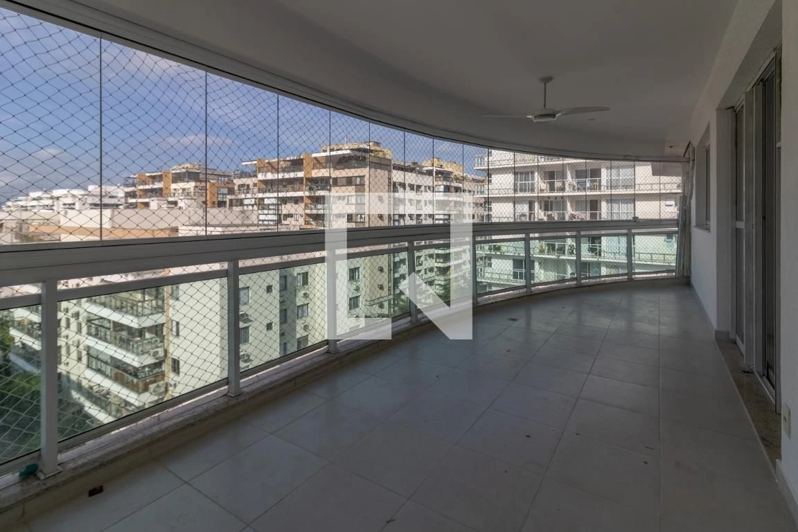 Rental apartment with 5 bedrooms and condominium pool