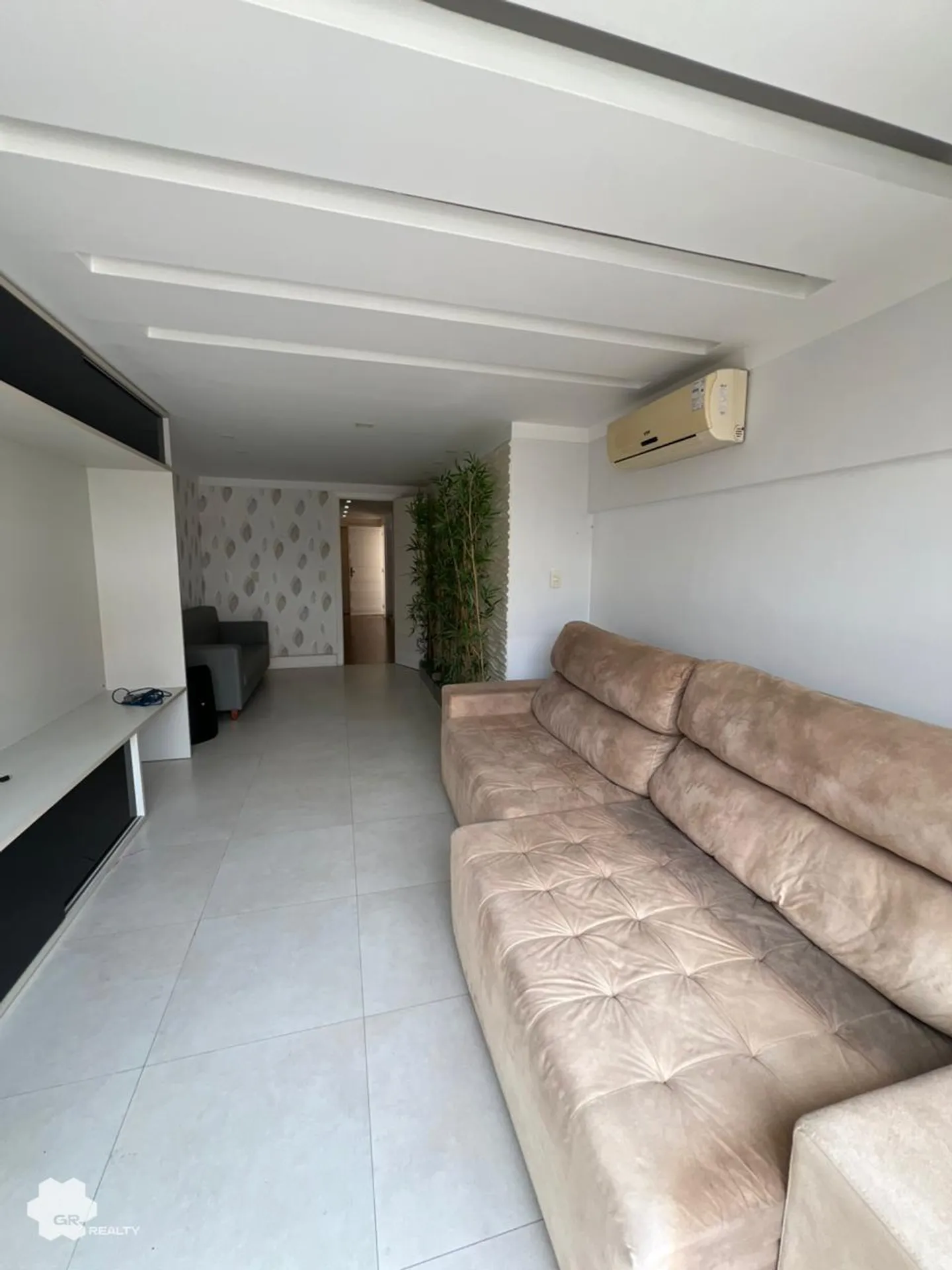 House with 6 en-suite bedrooms and 468 m² of space — photo 4