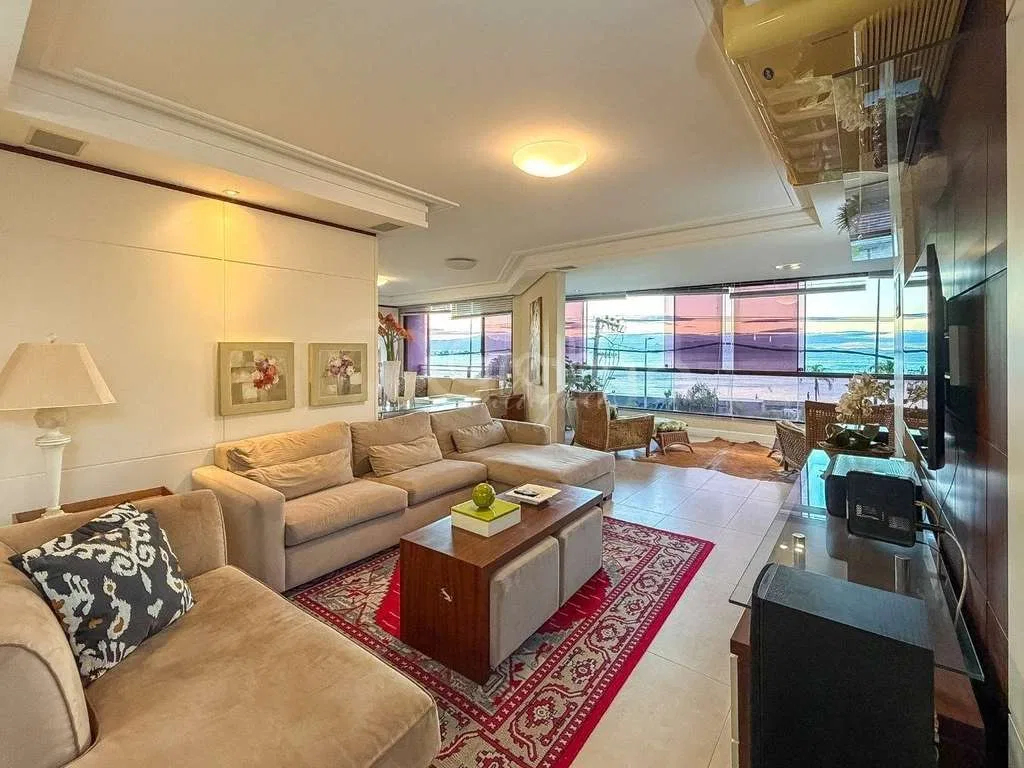 Glass-enclosed balcony in a 4-bedroom apartment, 290 m²