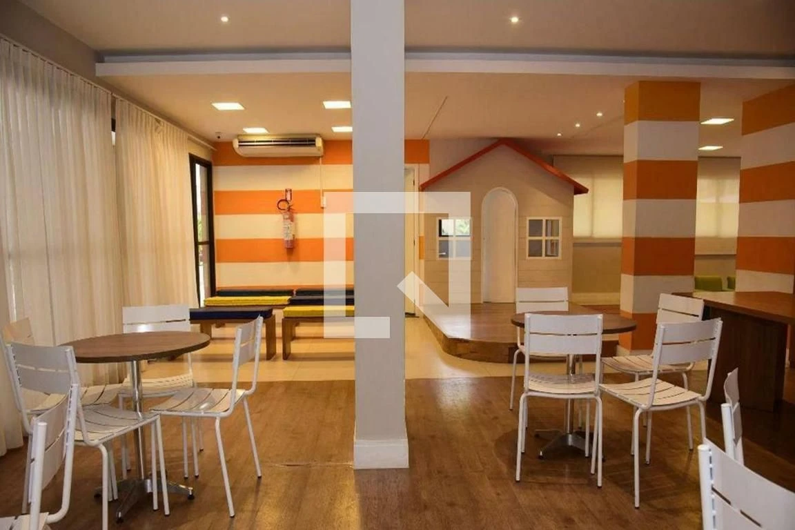 Apartamento de 89 m² com janelas do piso ao teto e closet — photo 88