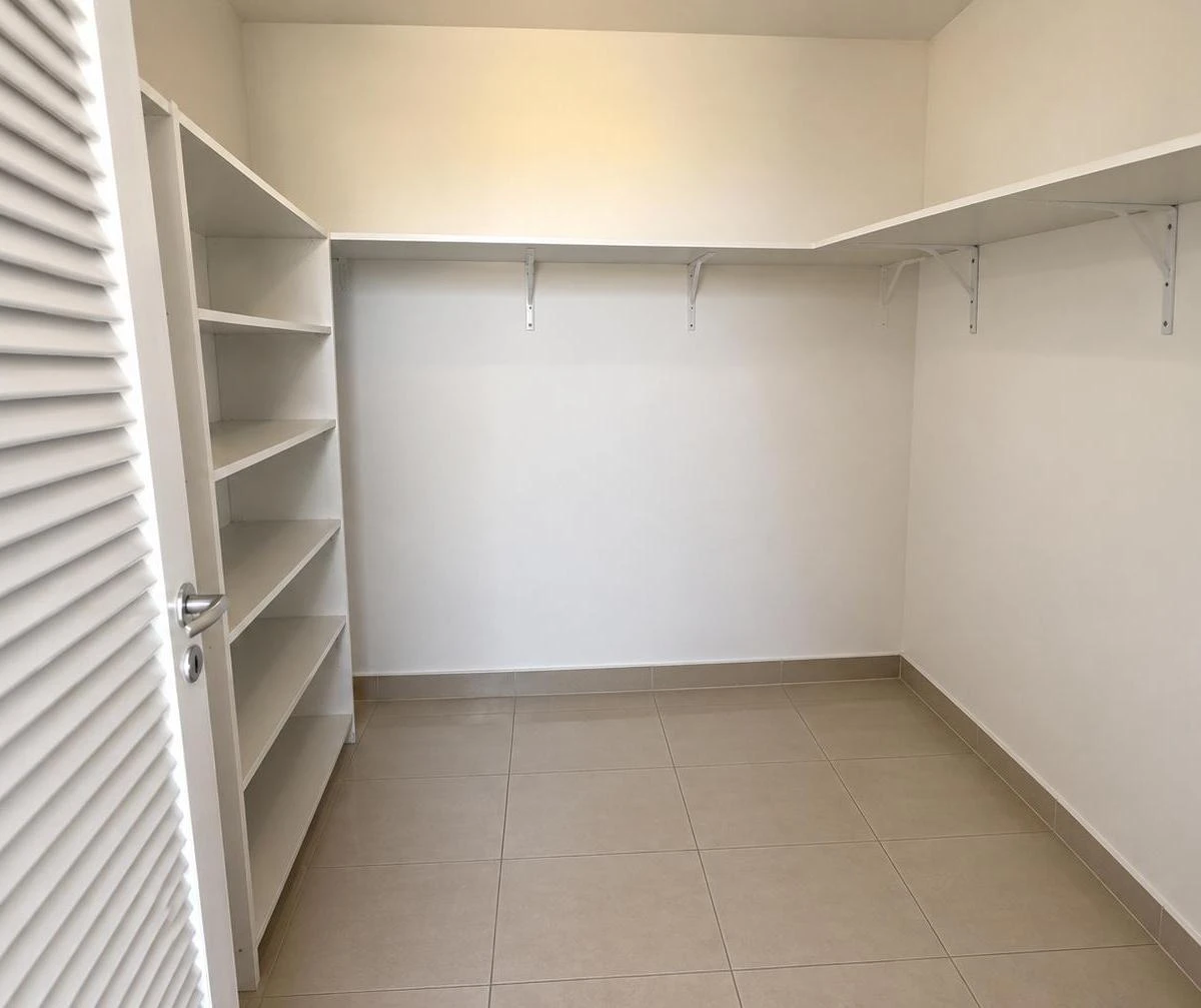 206 m² apartment with a washing machine and a home office — photo 8