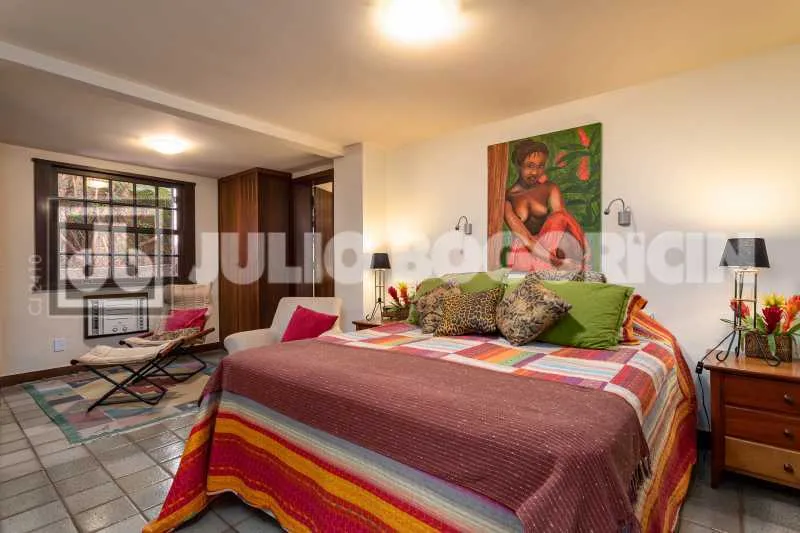 Balcony with a grill in a 5-bedroom house, 392 m² — photo 6