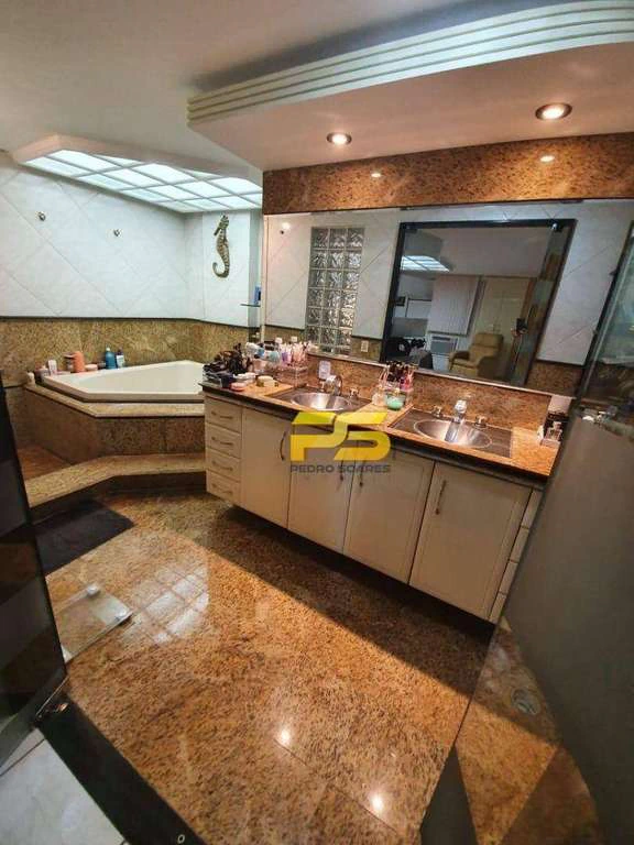 Duplex rooftop with 5 en-suite bedrooms and 311 m²