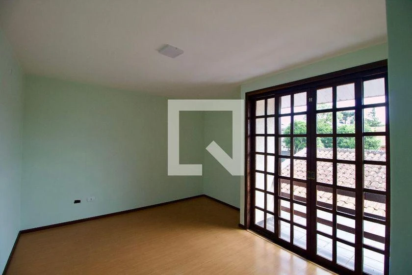 4-bedroom house with wood or laminate floors in Curitiba — photo 20