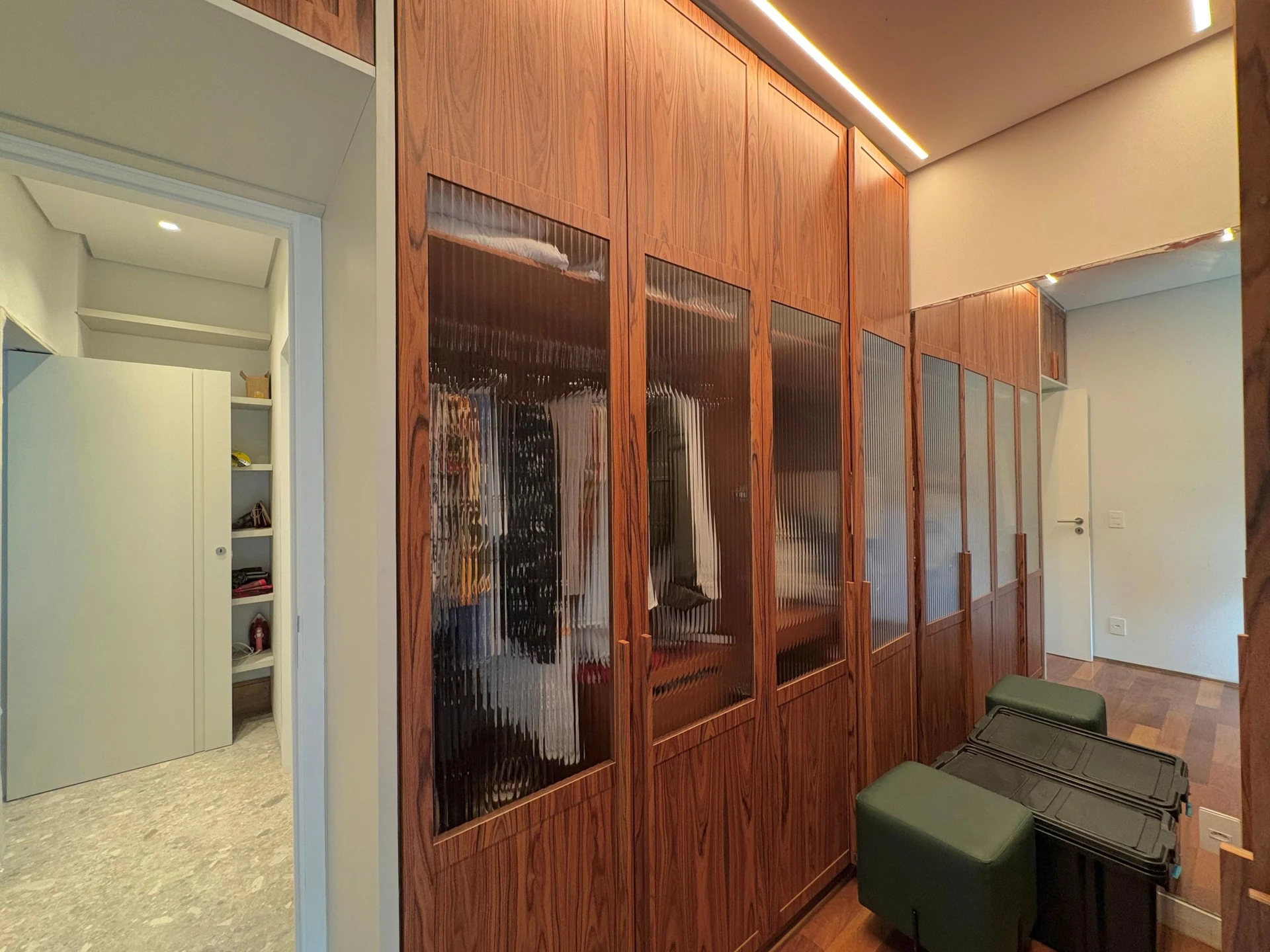 Furnished apartment, 100 m², with a grill on the balcony — photo 37