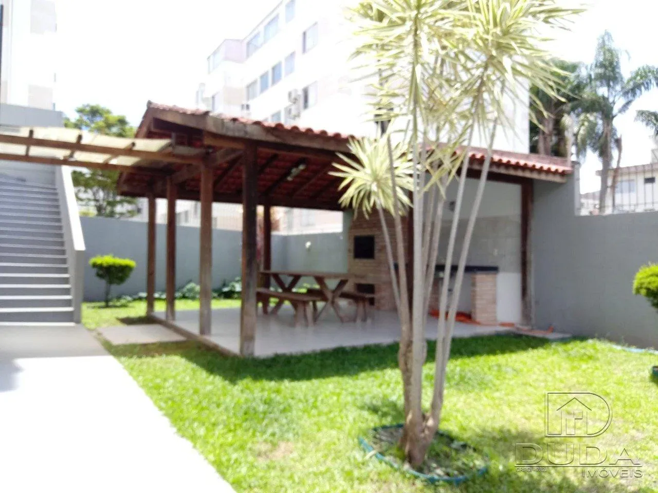 Balcony with a grill in a 2-bedroom apartment, 60 m² — photo 29