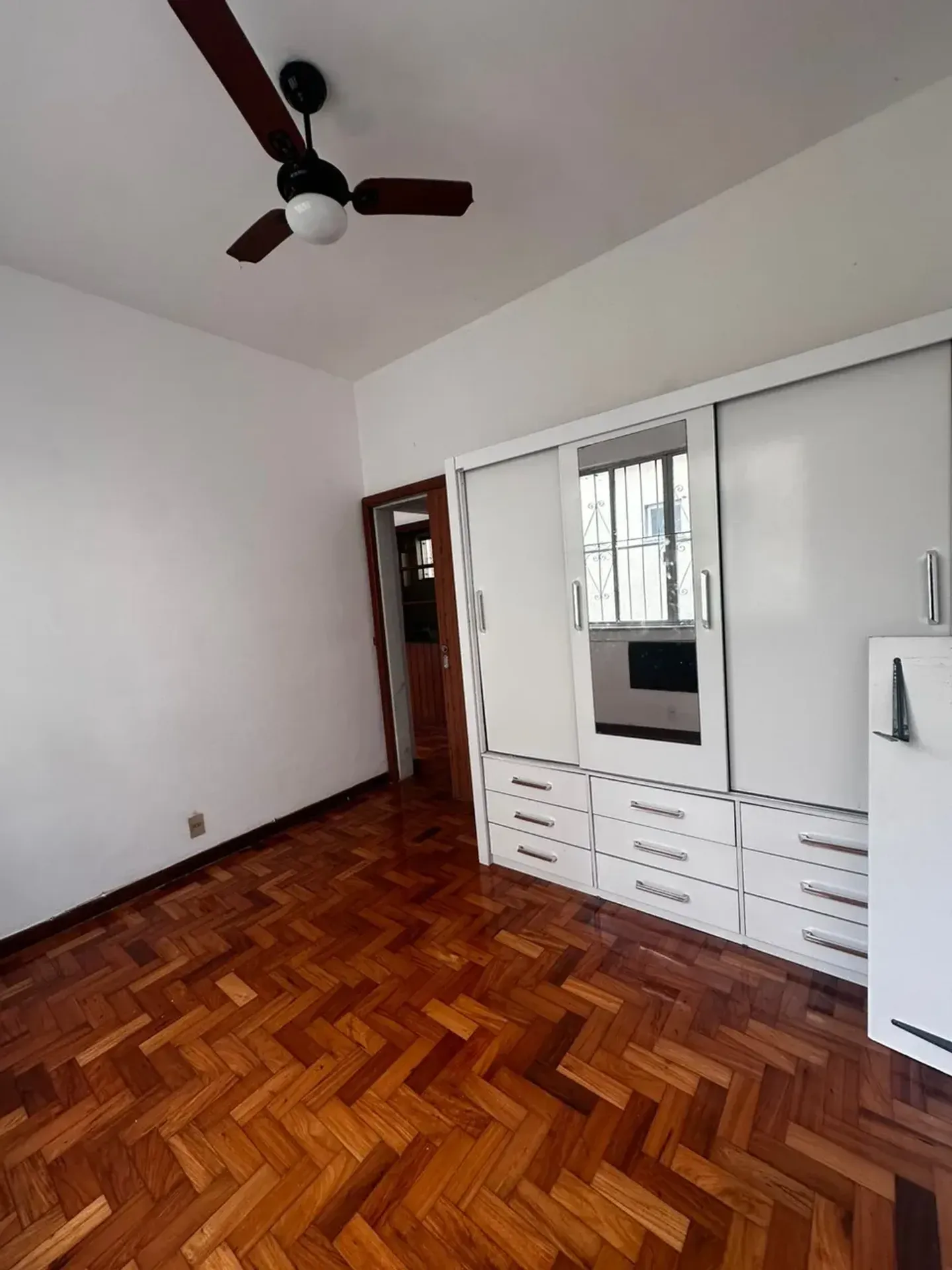 Деревянный пол или ламинат и 2 спальни: квартира 48 м² — photo 5