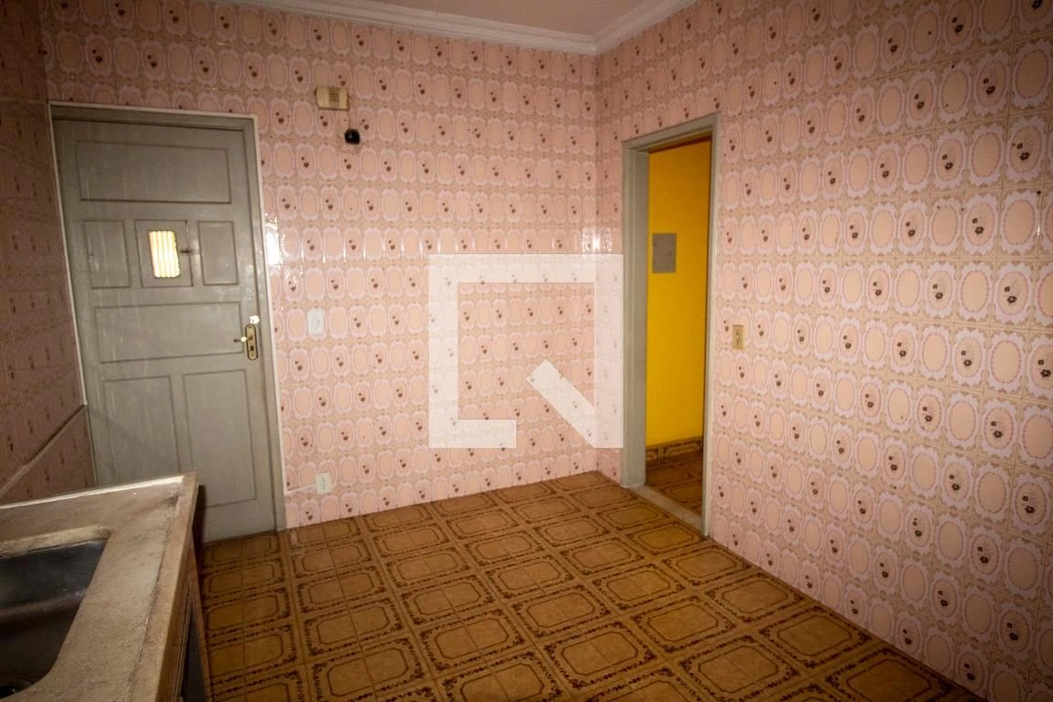 Unfurnished 2-bedroom apartment with a glass shower — photo 7