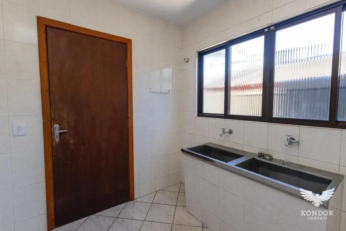 Walk-in closet in a 3-bedroom house, 184 m² — photo 5
