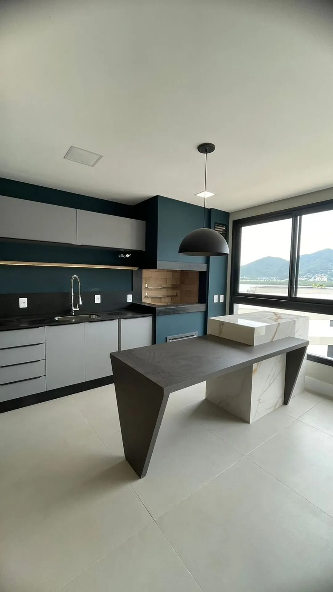Balcony with a grill in a 3-bedroom apartment, 131 m² — photo 45